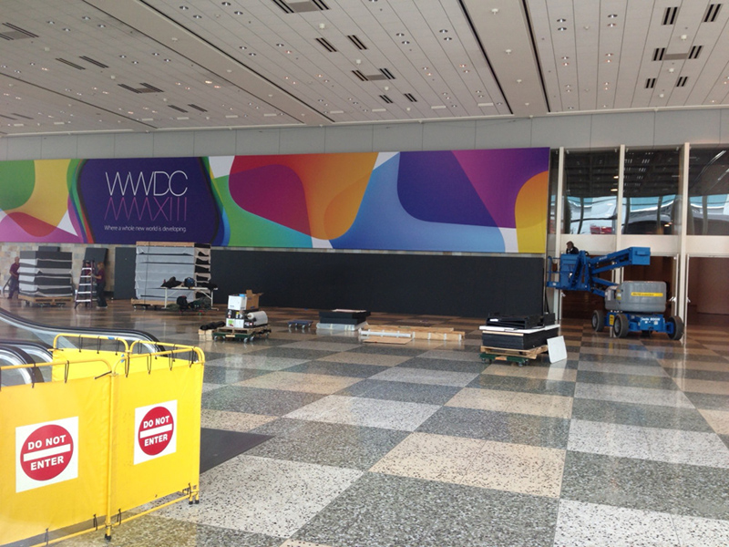 Подготовка Moscone West в Сан-Франциско к конференции WWDC 2013.