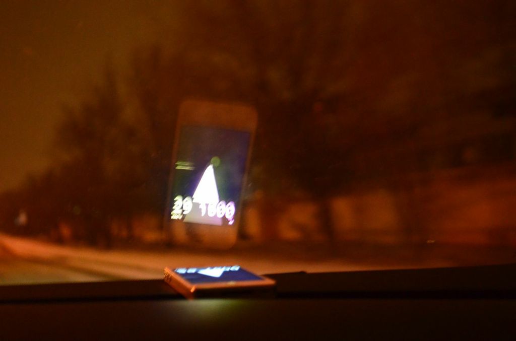 Проекция на лобовое стекло с помощью iPhone от HUDWAY.