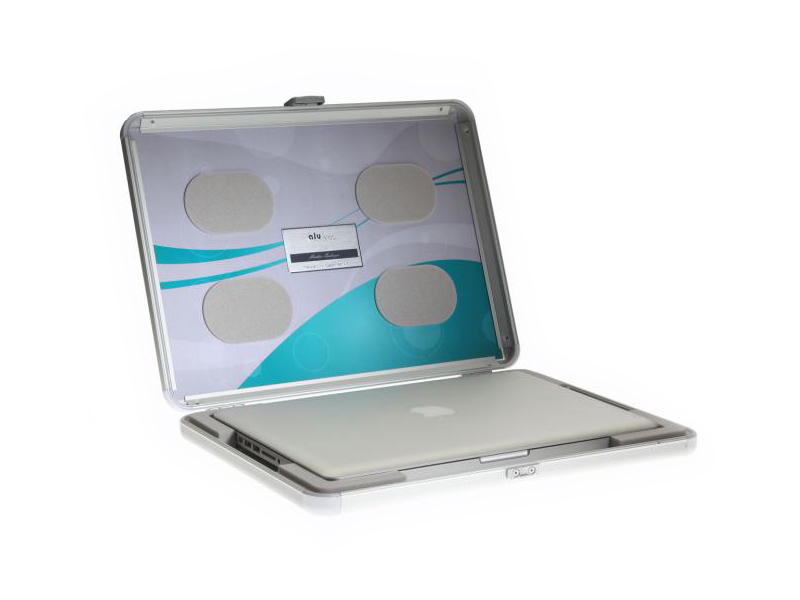 Приз #2 - алюминиевый кейс Alu2go для 13-ти дюймового MacBook Pro. Приз #1 - алюминиевый бампер Deff Cleave для iPhone 5.