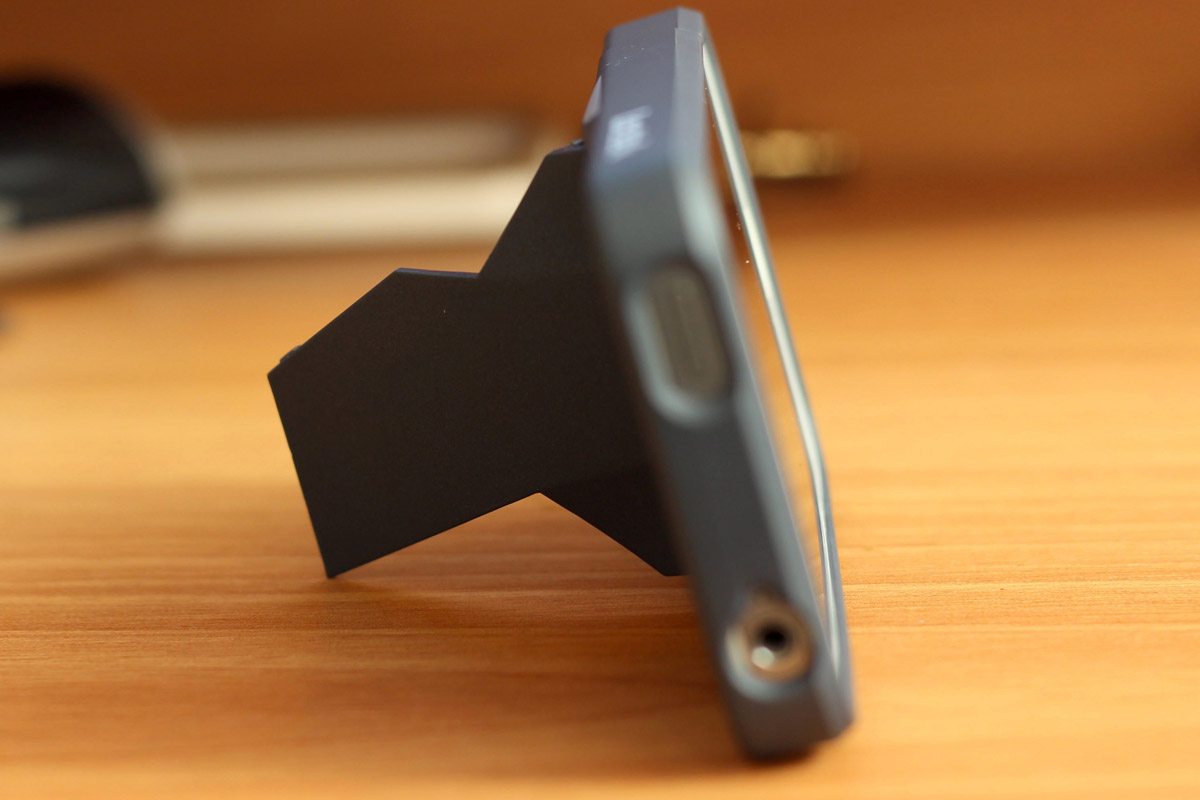 Чехлол Loctek для iPhone 4 и 4S. Чехлол Loctek для iPhone 4 и 4S.