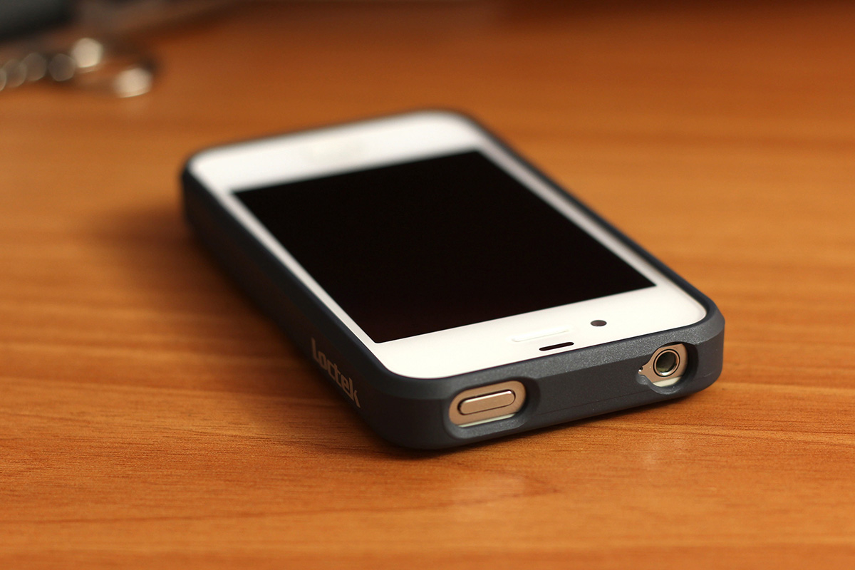 Чехлол Loctek для iPhone 4 и 4S. Чехлол Loctek для iPhone 4 и 4S.